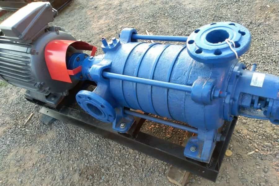 تصویر آبیاری با استفاده از پمپ