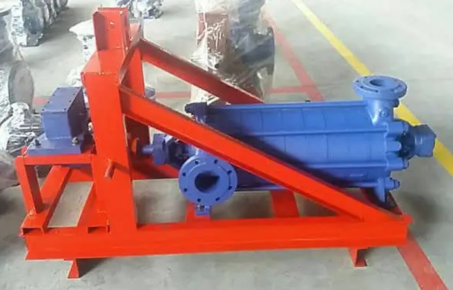 تصویر پمپ پشت تراکتوری در مزرعه