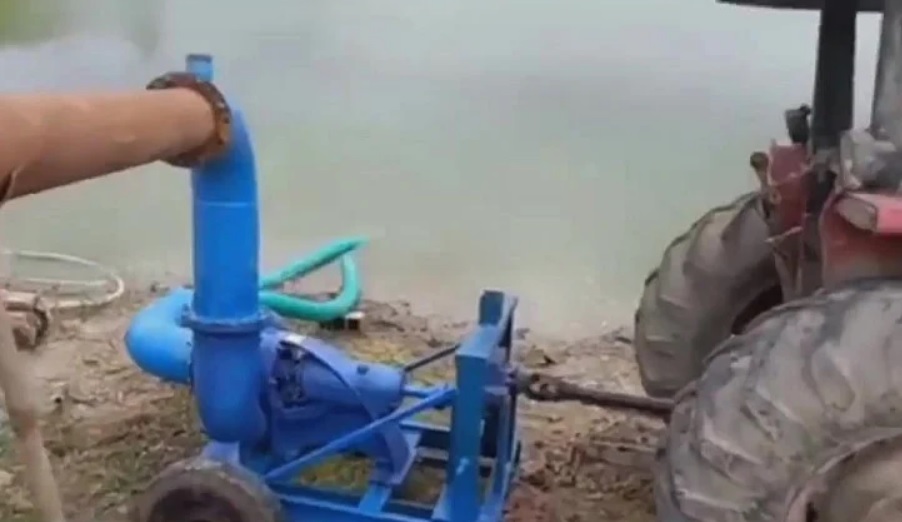 تصویر آبیاری با استفاده از پمپ